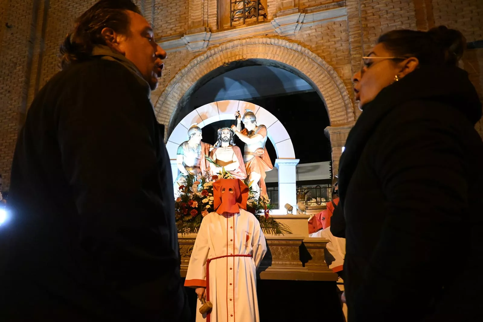 Emerge la Coronación de Espinas de la Basílica y se encuentra con las voces de Celia Cáliz y Toño Julve. Foto Carlos Jalle