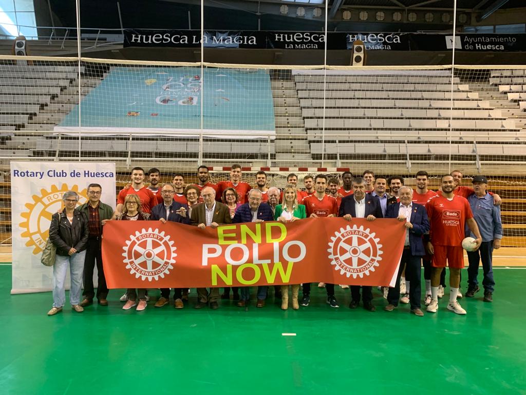 Los jugadores y cuerpo técnico del Bada y miembros del Rotary Club posan con motivo del Día Mundial contra la Polio.