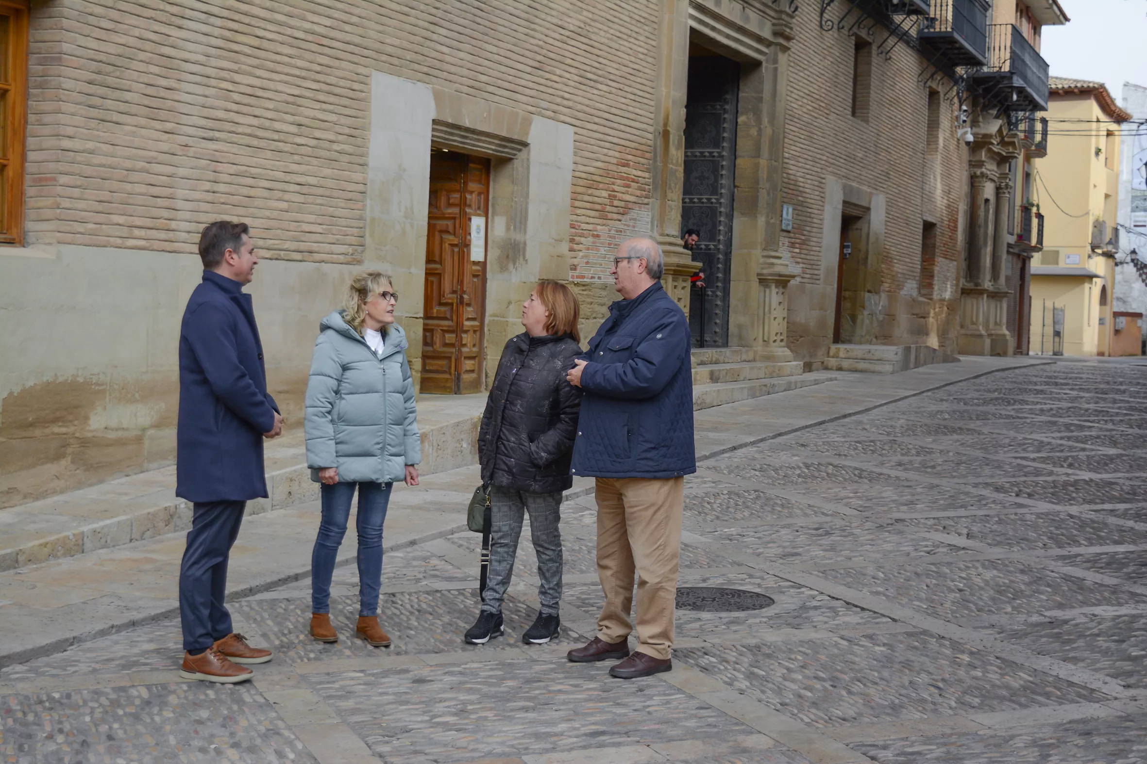 Los integrantes del grupo municipal del PSOE Sarasa, Salazar, Gerbás y Romance en la puerta del Ayuntamiento de Huesca.
