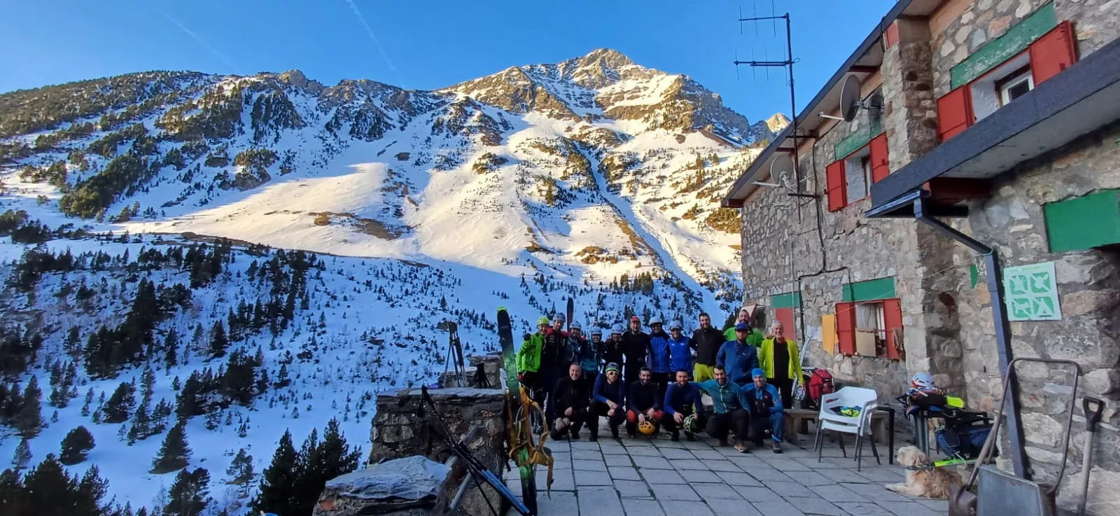 El grupo en el refugio de Estos 