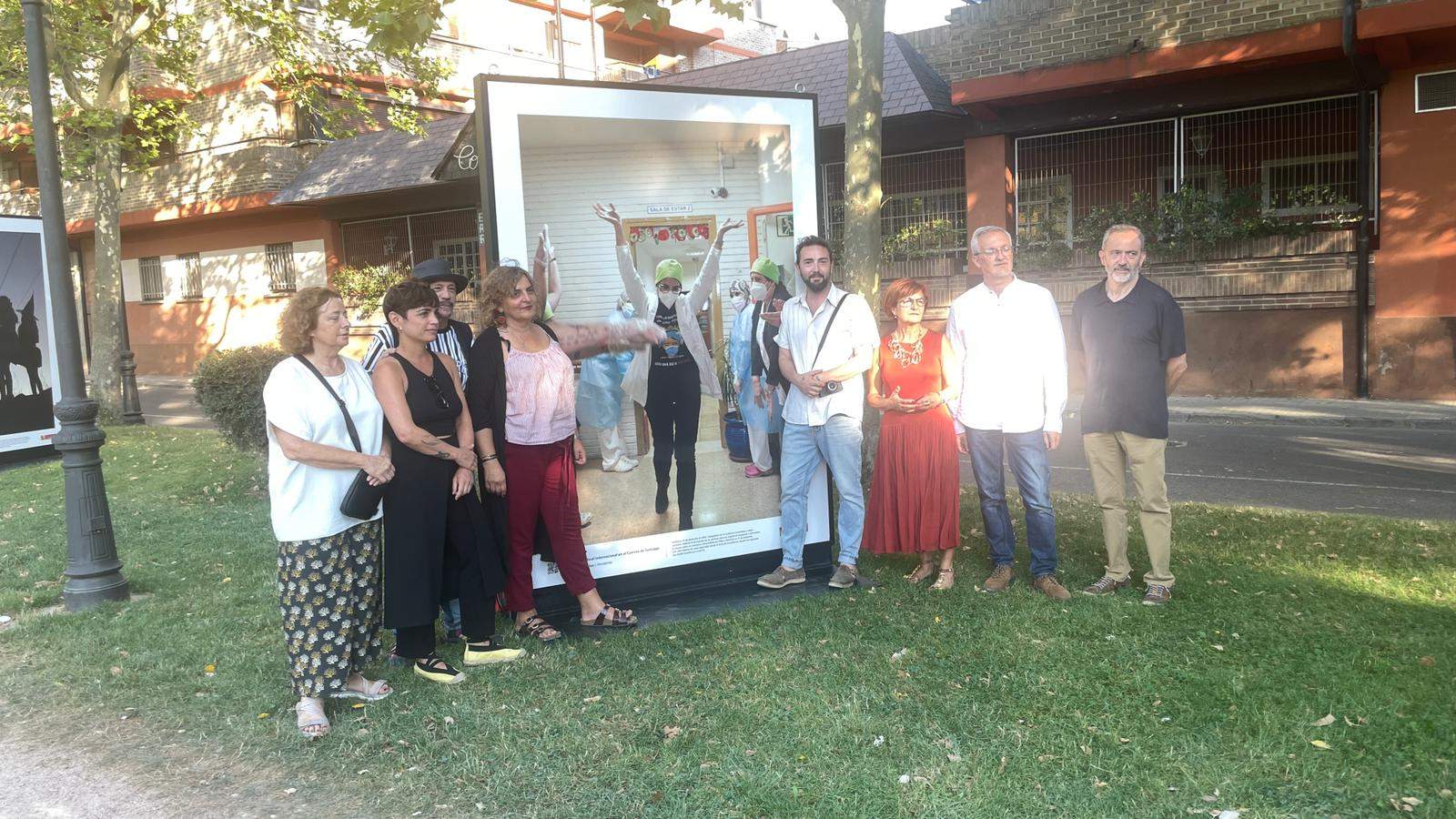 Autoridades con el autor de la exposición, Álvaro Calvo.