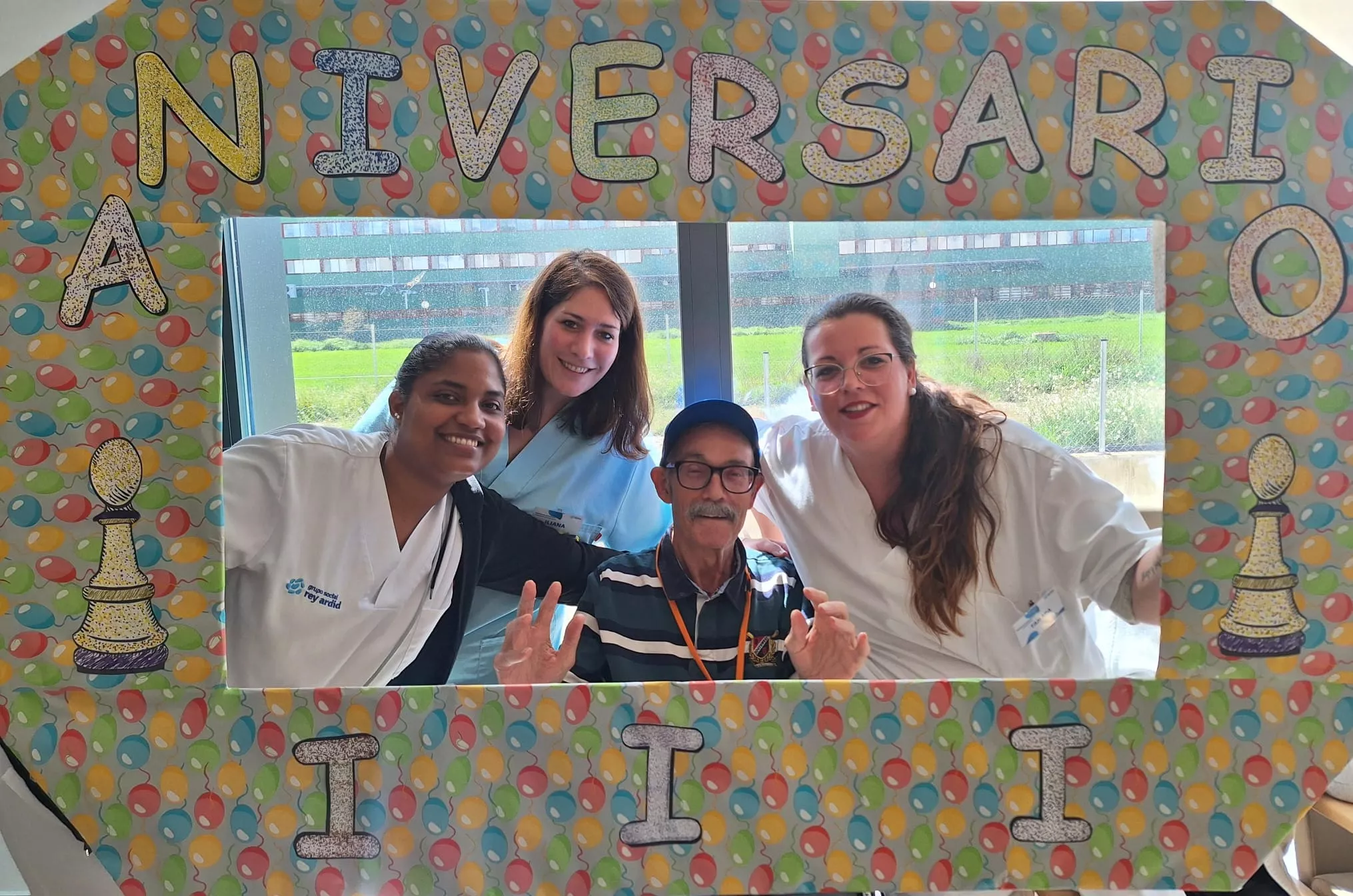 Mayores y trabajadores quisieron participar en el photocoll.