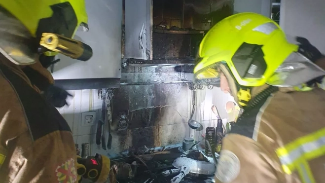 Los bomberos, tras apagar el fuego Los bomberos, tras apagar el fuego