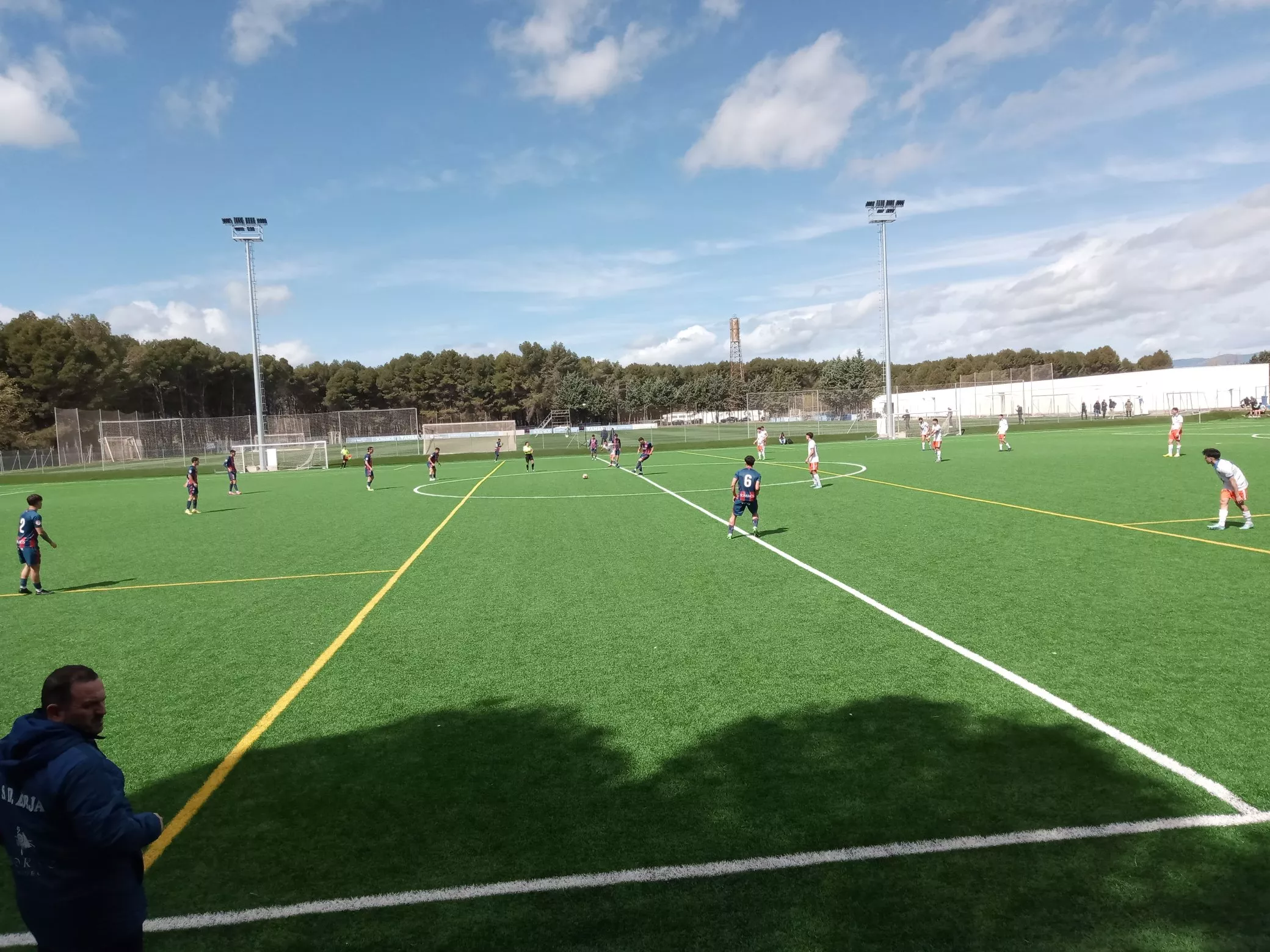 Un momento del encuentro entre el Huesca B y el Borja. Foto: X @aupaborja