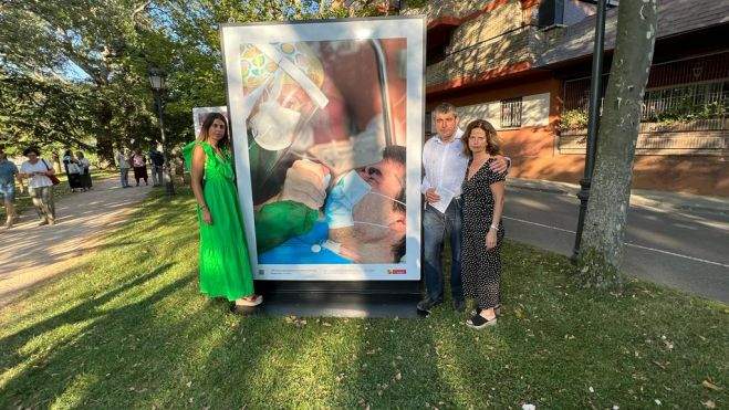 Ignacio Almudévar con su esposa Paz y su hija Belén ante su fotografía en plena convalecencia
