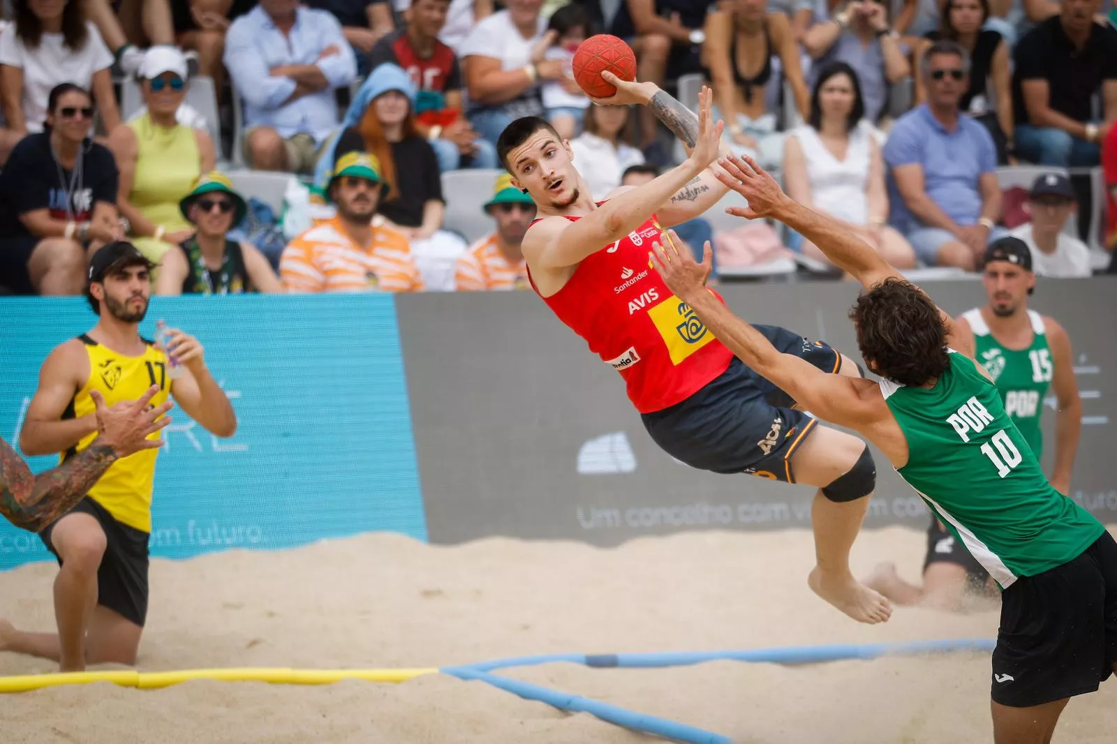 Domingo Luis Mosquera, en un partido de balonmano playa con la selección.