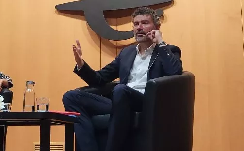 Víctor Lapuente en su conferencia en el Centro Cultural de Ibercaja