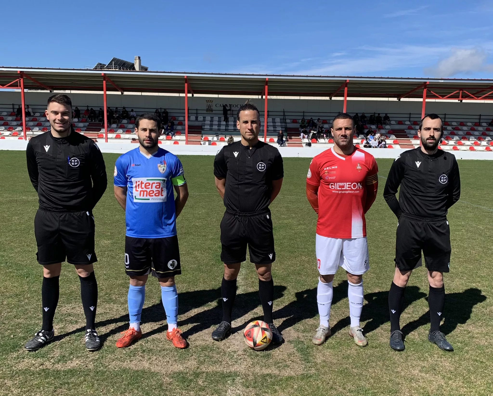 Foto de los capitanes y árbitros en el Calamocha 0-0 Binéfar.