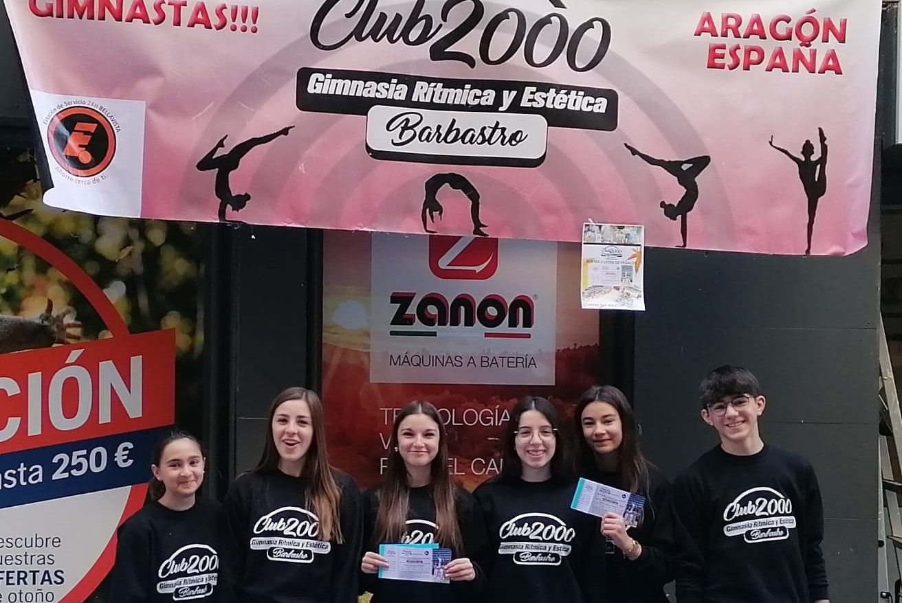Integrantes del Club 2000 Barbastro venden papeletas para el sorteo de regalos