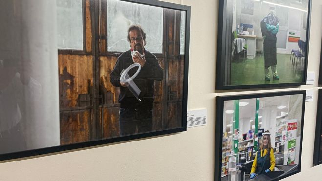 Julio Luzán, en una fotografía con las máscaras de protección que se financiaron por la acción de Concahusa