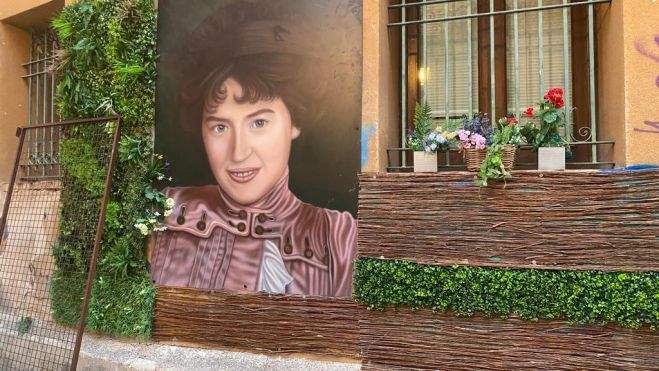 Imagen del jardín vertical y el retrato de Elvira Hidalgo. Imagen del jardín vertical y el retrato de Elvira Hidalgo.