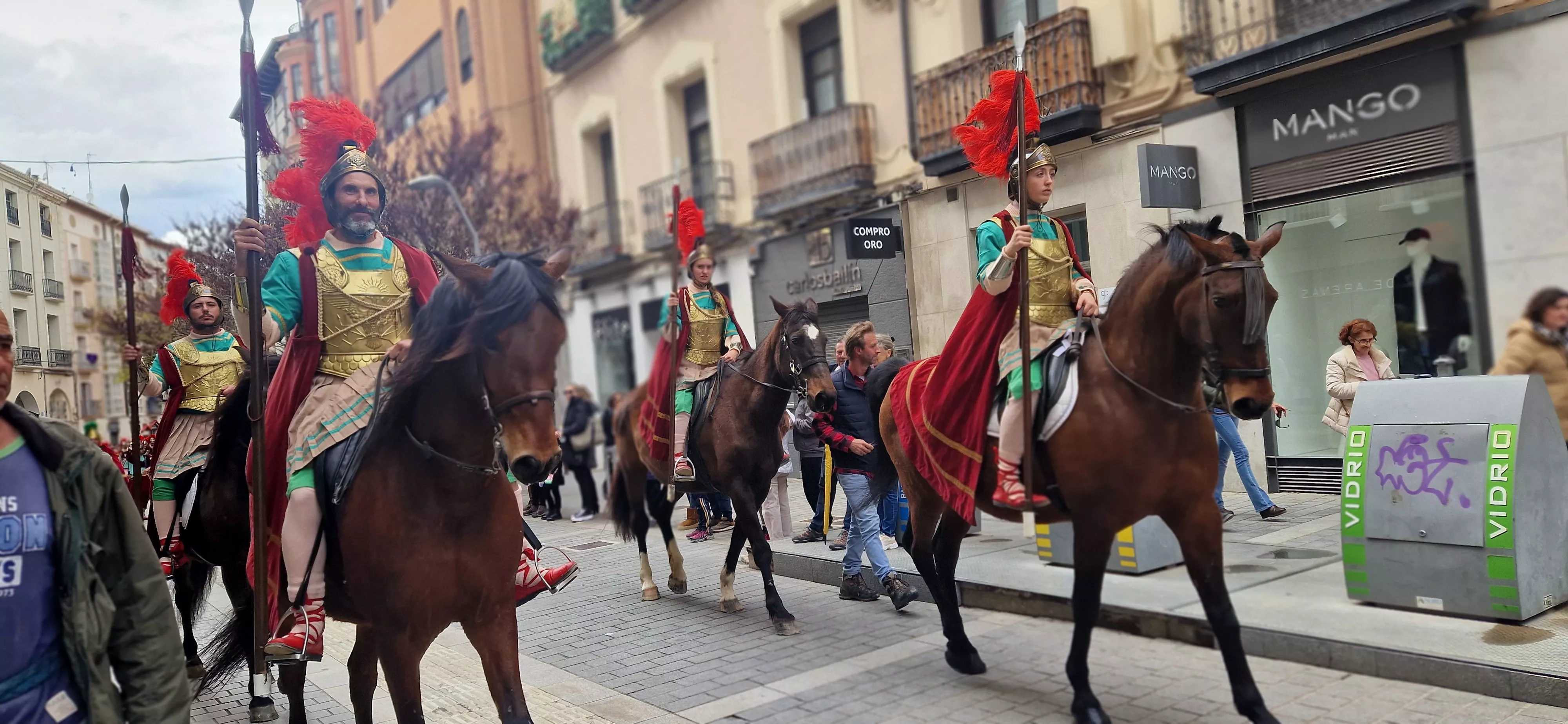 Desfile de los romanos en Huesca. Foto Myriam Martínez 