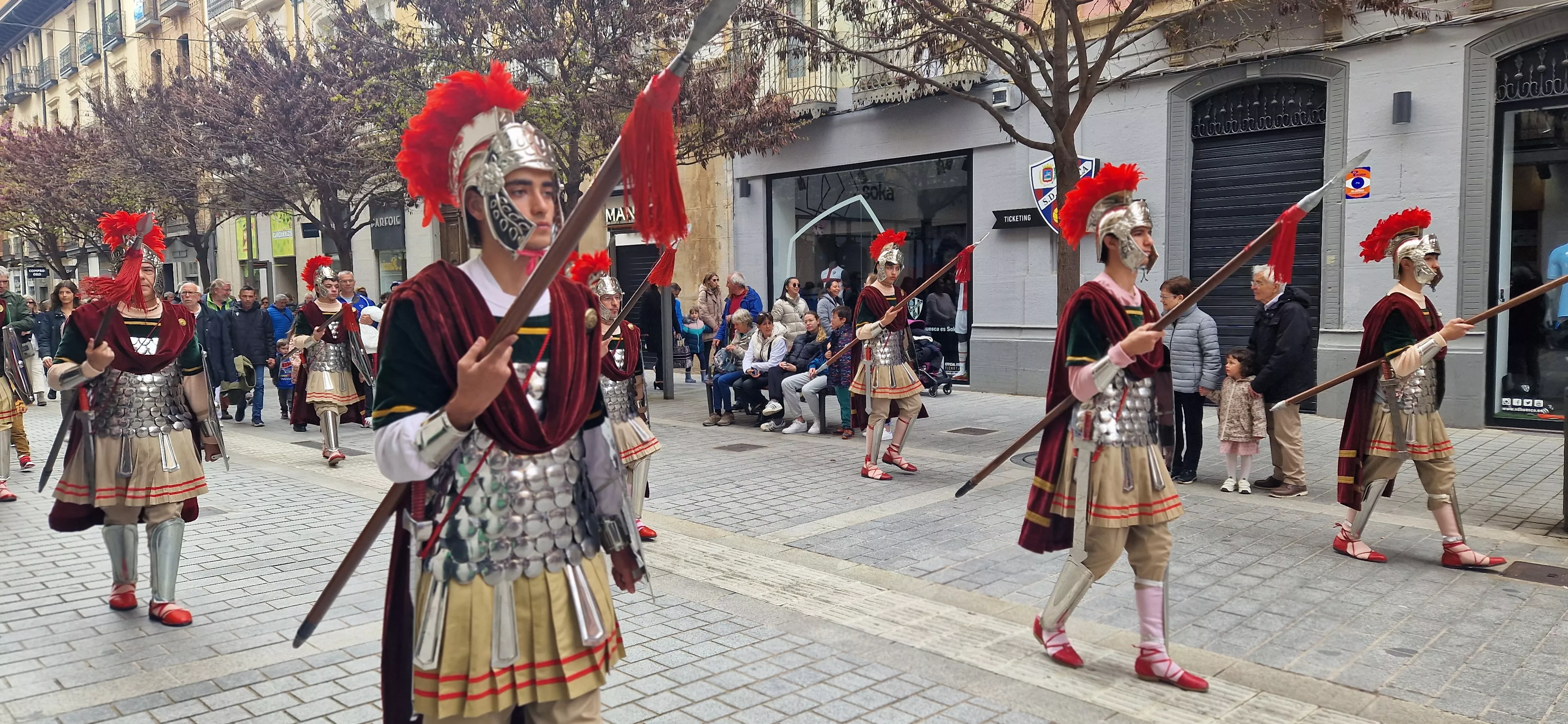 Desfile de los romanos en Huesca. Foto Myriam Martínez 
