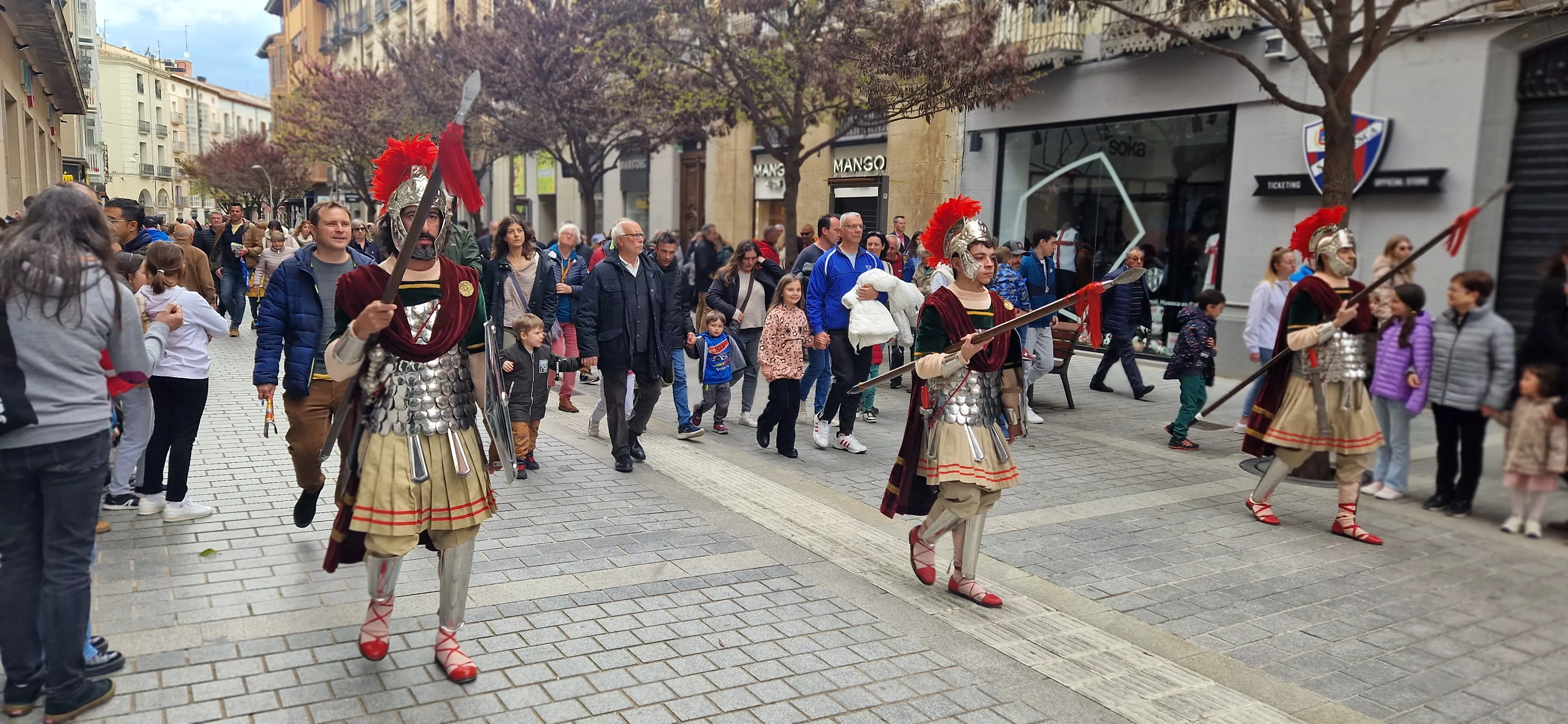 Desfile de los romanos en Huesca. Foto Myriam Martínez 