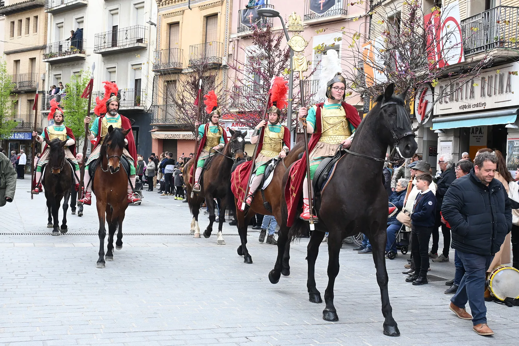 Desfile de los romanos en Huesca. Foto Carlos Jalle
