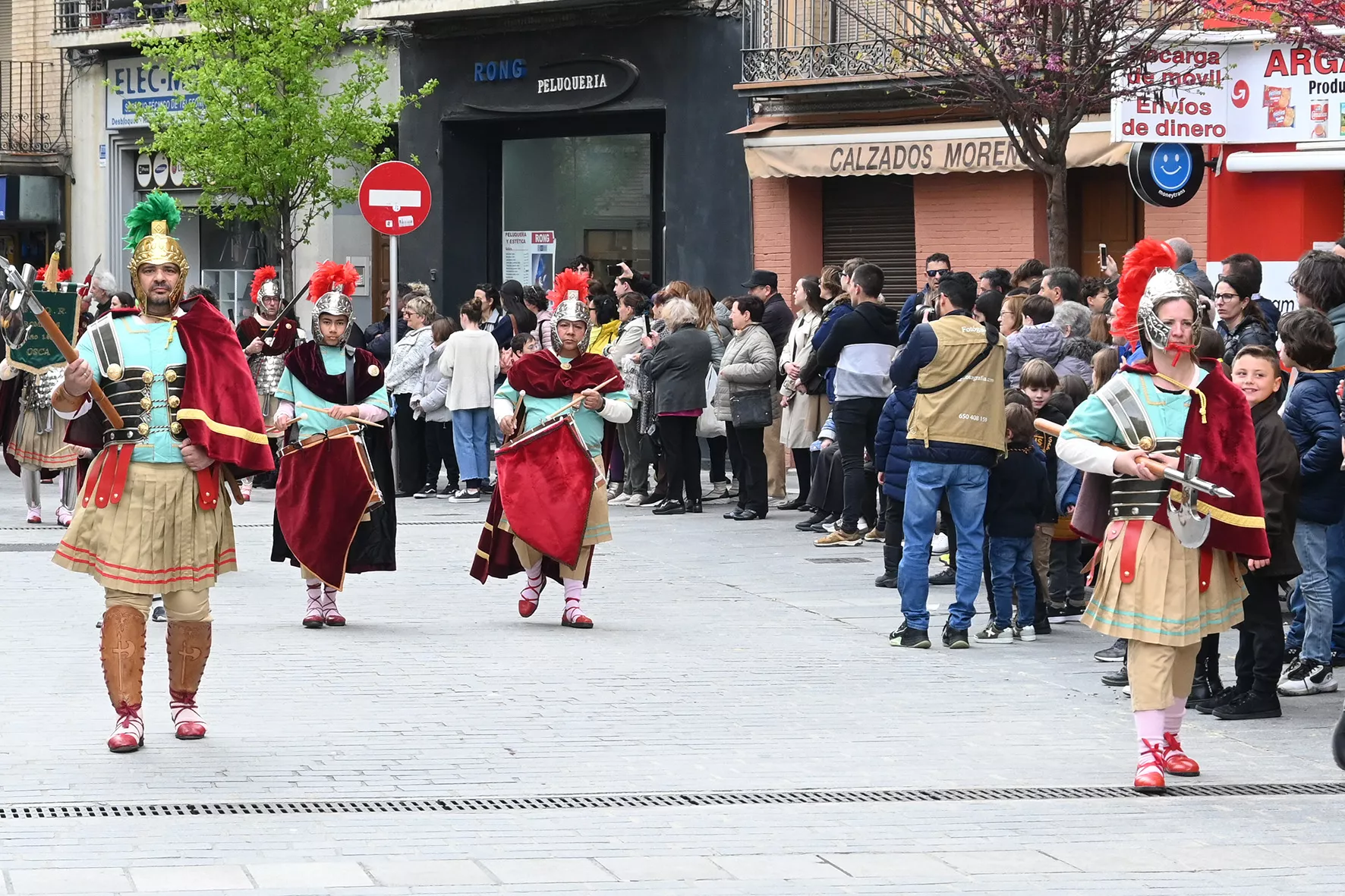 Desfile de los romanos en Huesca. Foto Carlos Jalle