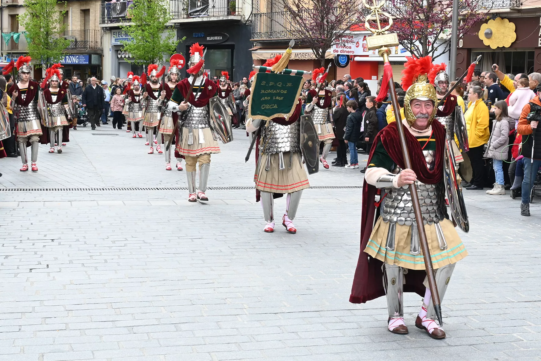 Desfile de los romanos en Huesca. Foto Carlos Jalle