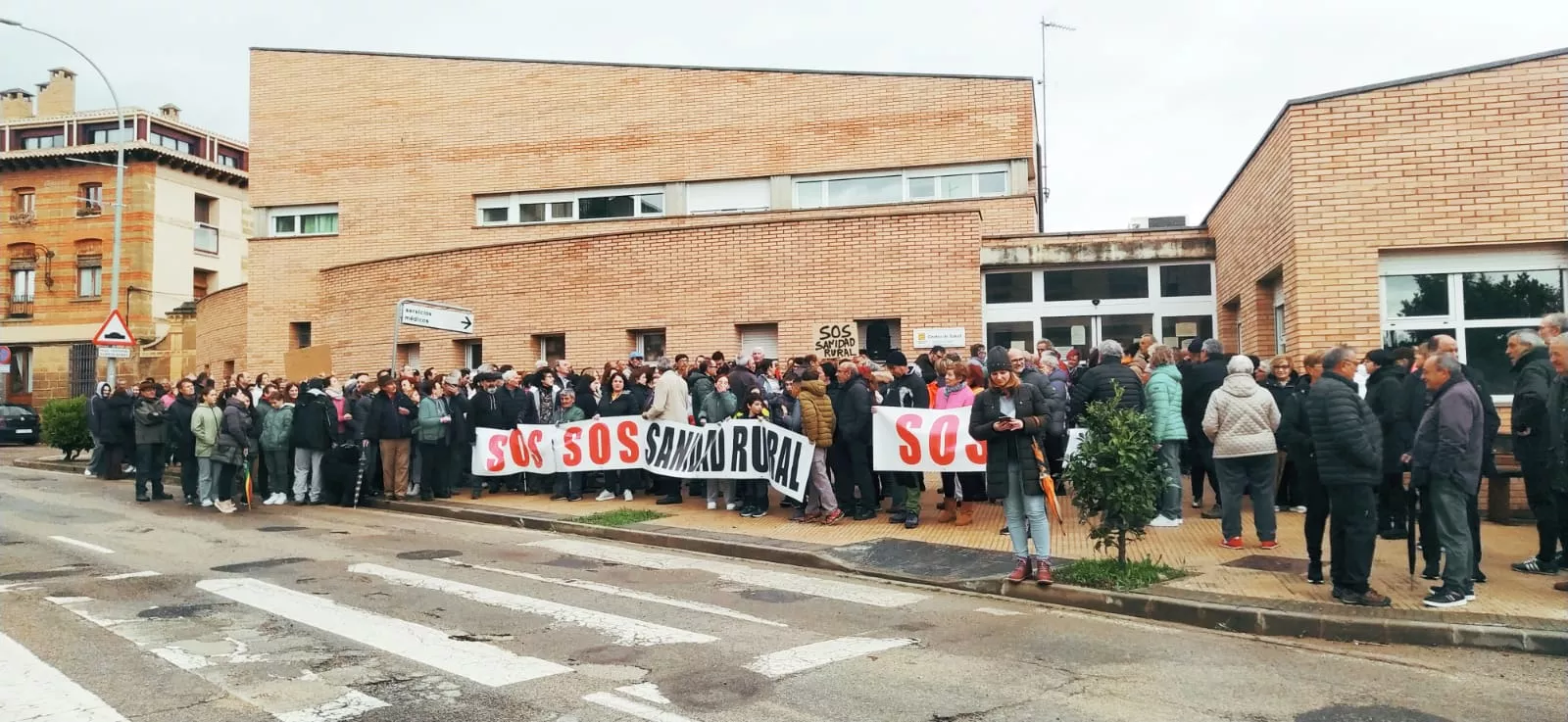 Protesta ante el centro de salud de Ayerbe 