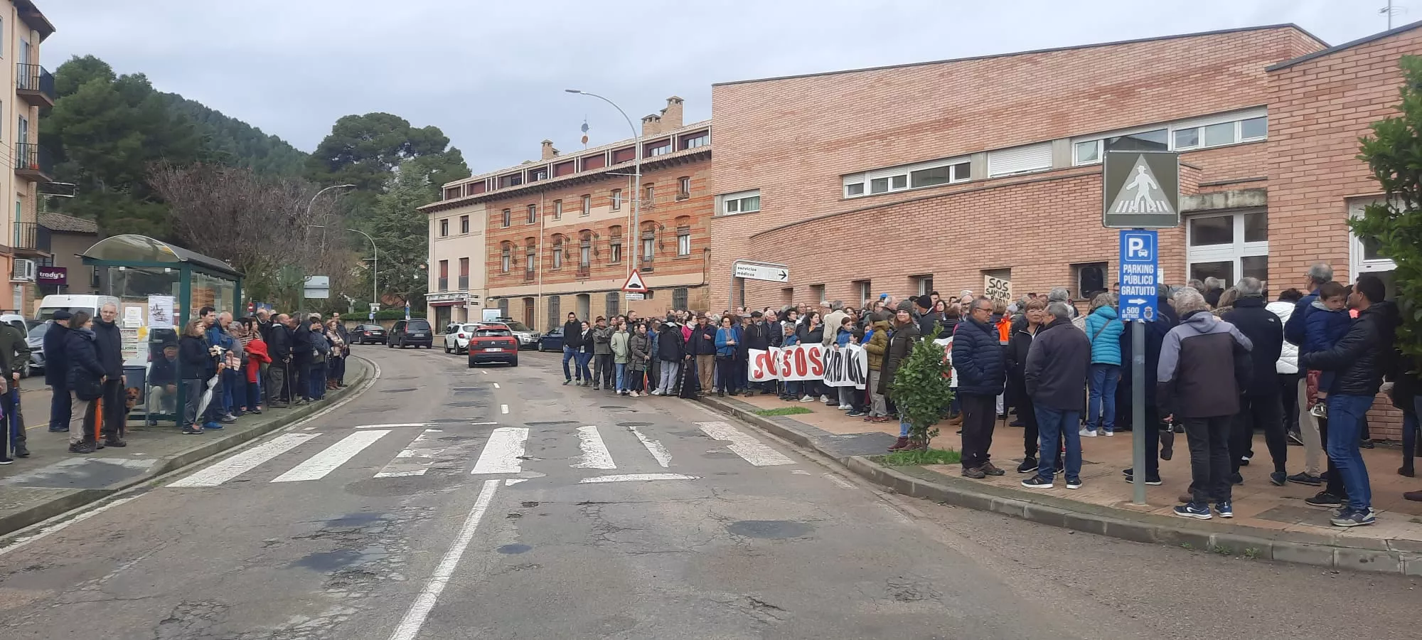 Protesta ante el centro de salud de Ayerbe 