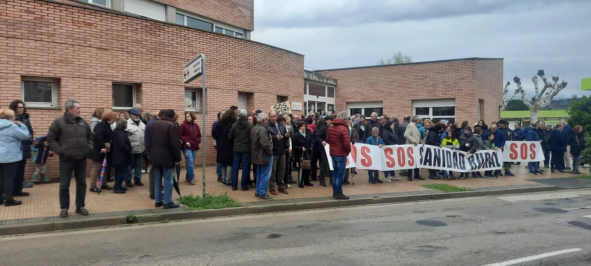 Protesta ante el centro de salud de Ayerbe 