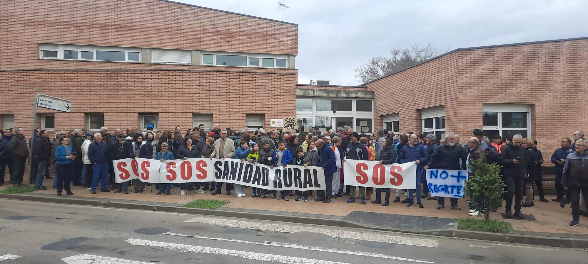 Protesta ante el centro de salud de Ayerbe 