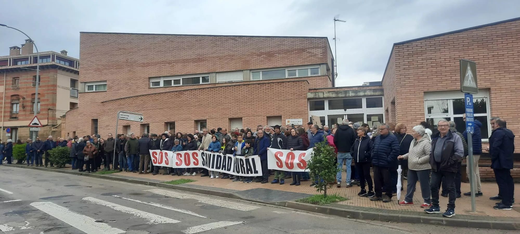 Protesta ante el centro de salud de Ayerbe 