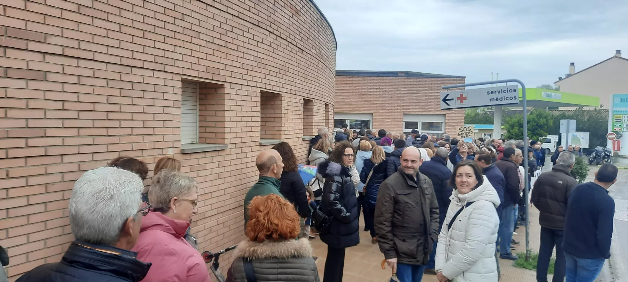 Protesta ante el centro de salud de Ayerbe 