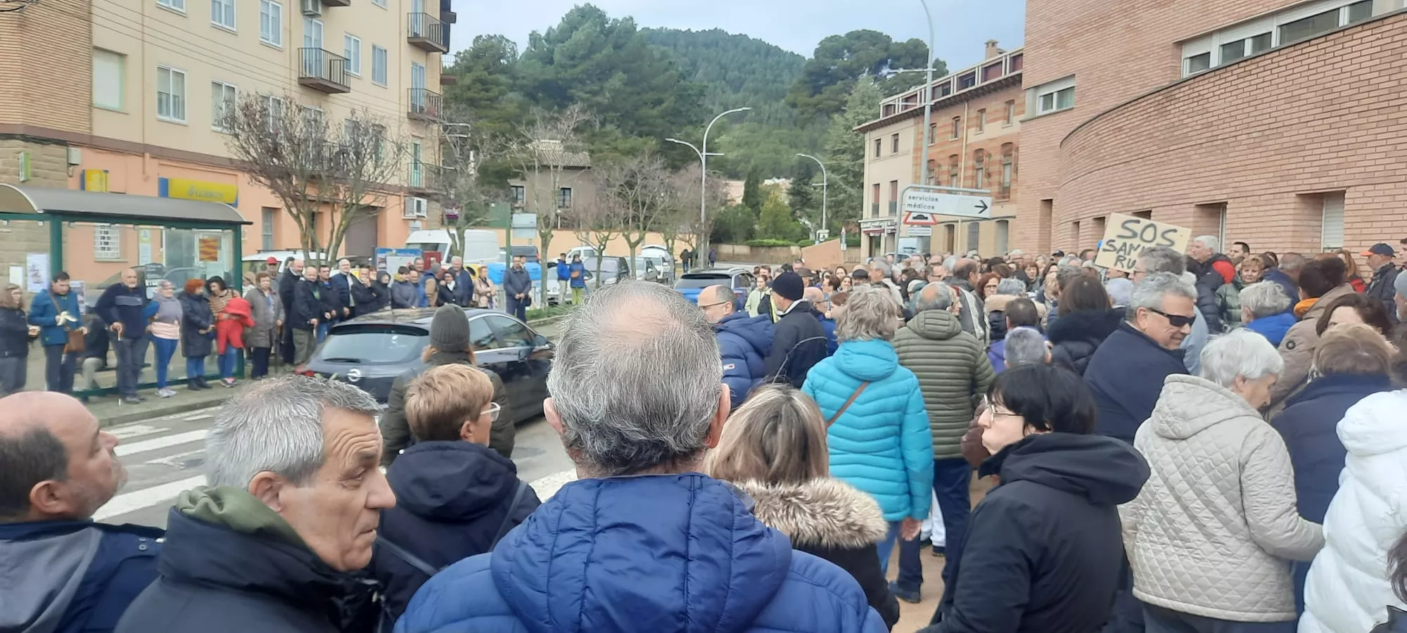 Protesta ante el centro de salud de Ayerbe 