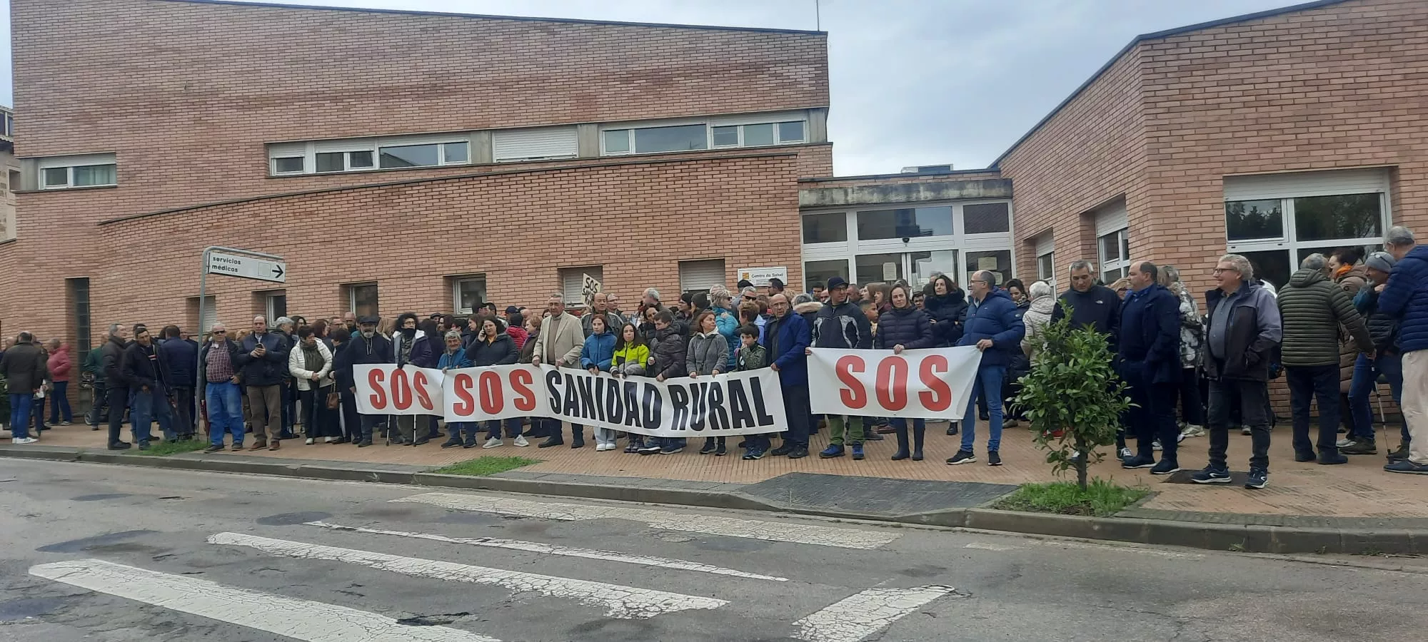 Protesta ante el centro de salud de Ayerbe 