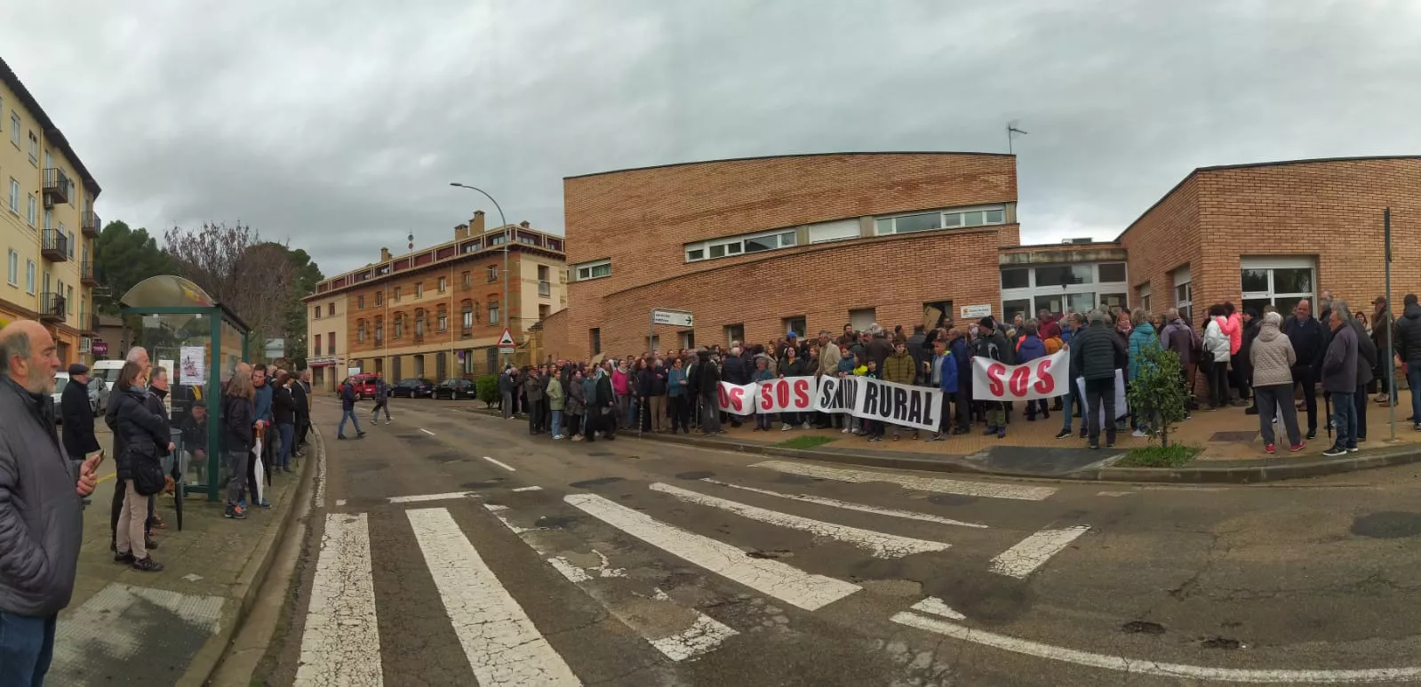 Protesta ante el centro de salud de Ayerbe 