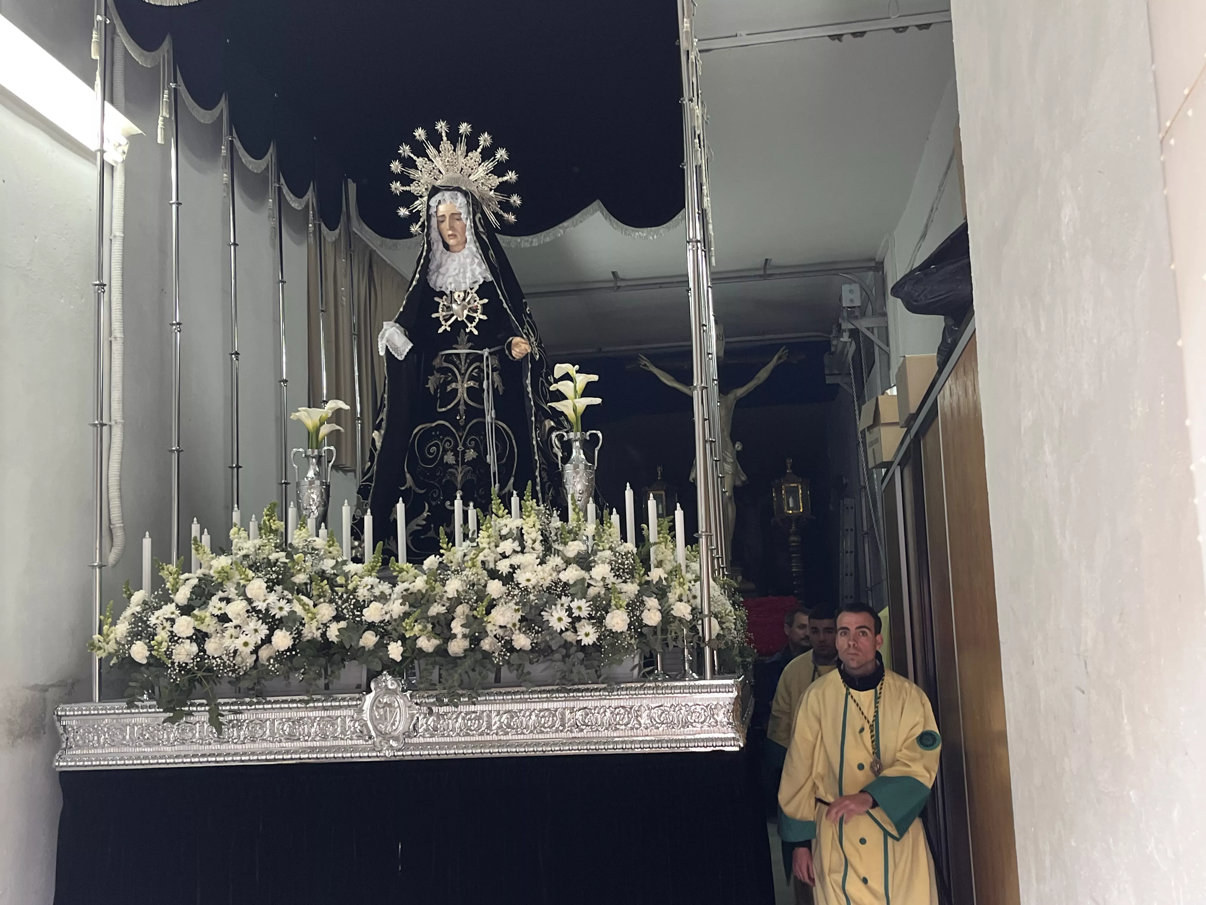 El paso de La Dolorosa de Huesca protegido en el local de la iglesia de Santo Domingo y San Martín. Foto Mercedes Manterola