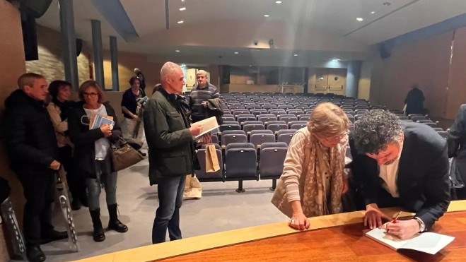 Víctor Lapuente firma su libro tras la charla. Víctor Lapuente firma su libro tras la charla.