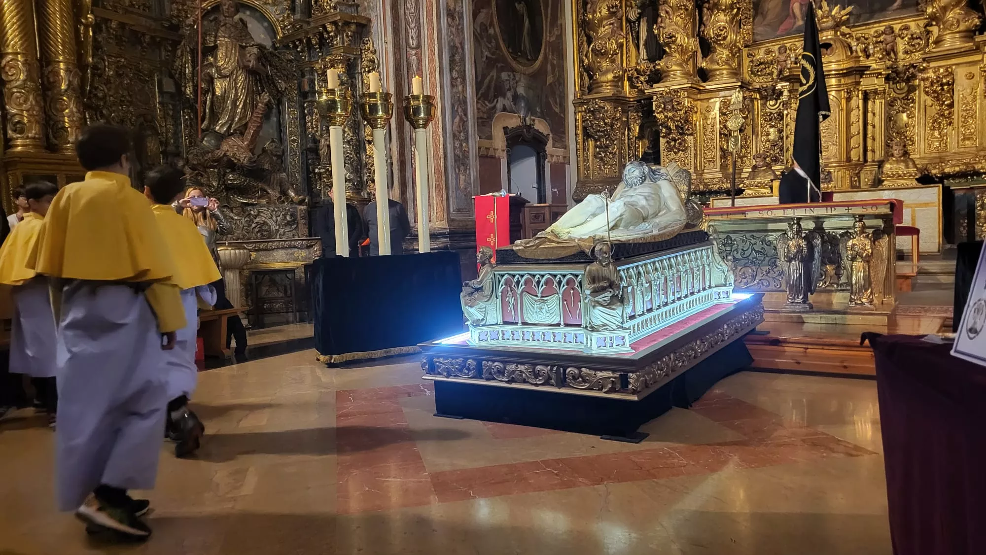 Adoración al Cristo Yacente en Santo Domingo y San Martín