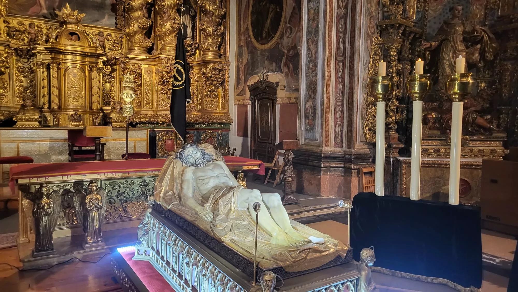 Adoración al Cristo Yacente en Santo Domingo y San Martín