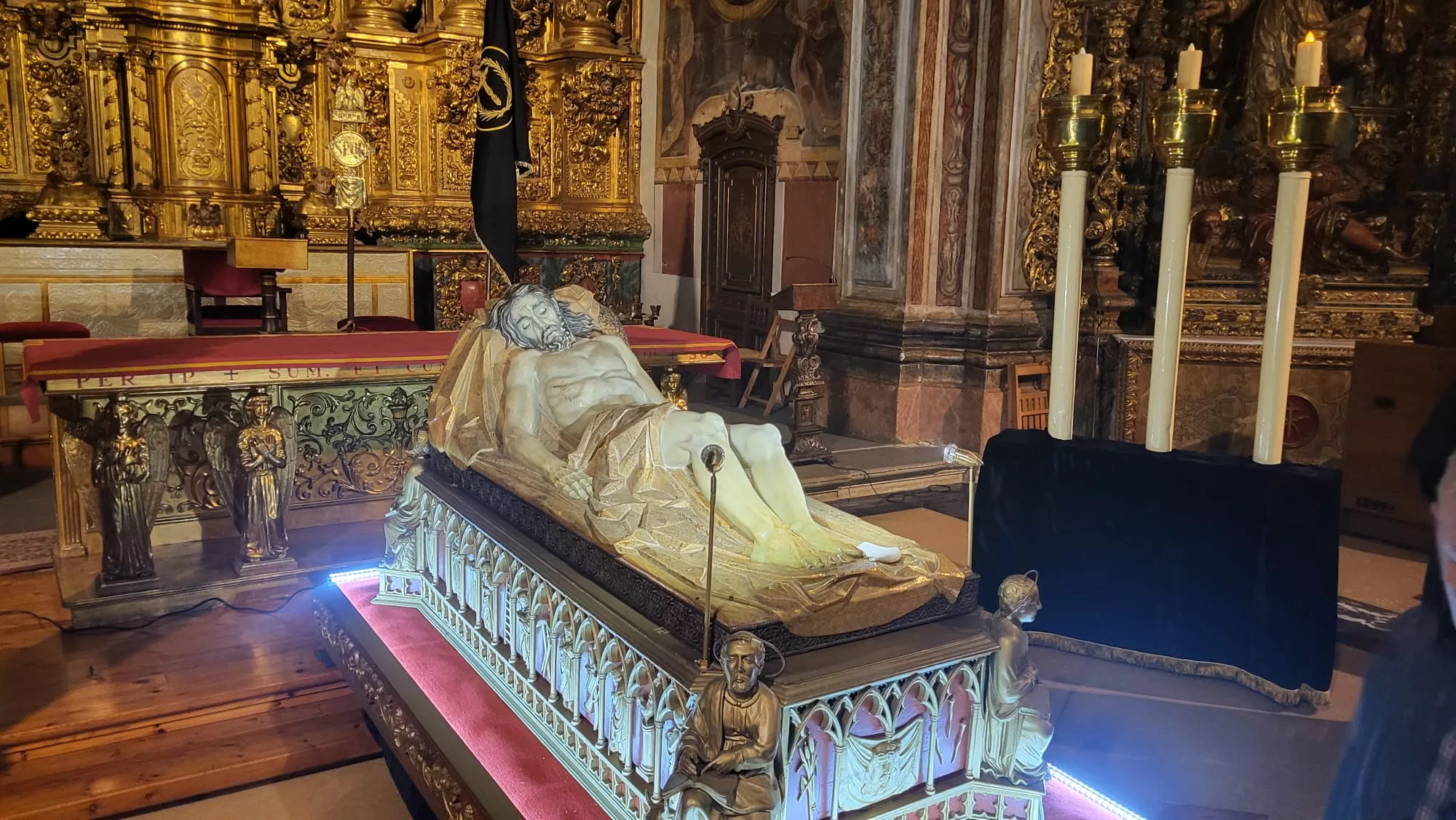 Adoración al Cristo Yacente en Santo Domingo y San Martín