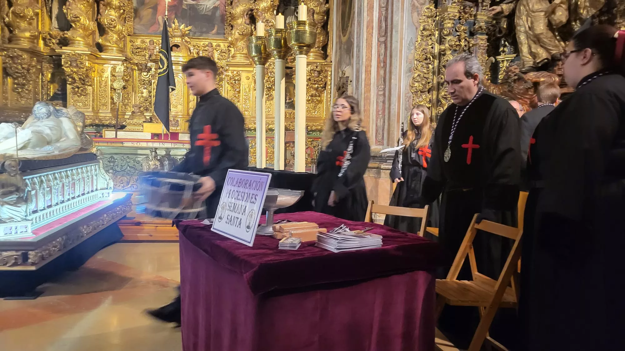 Adoración al Cristo Yacente en Santo Domingo y San Martín