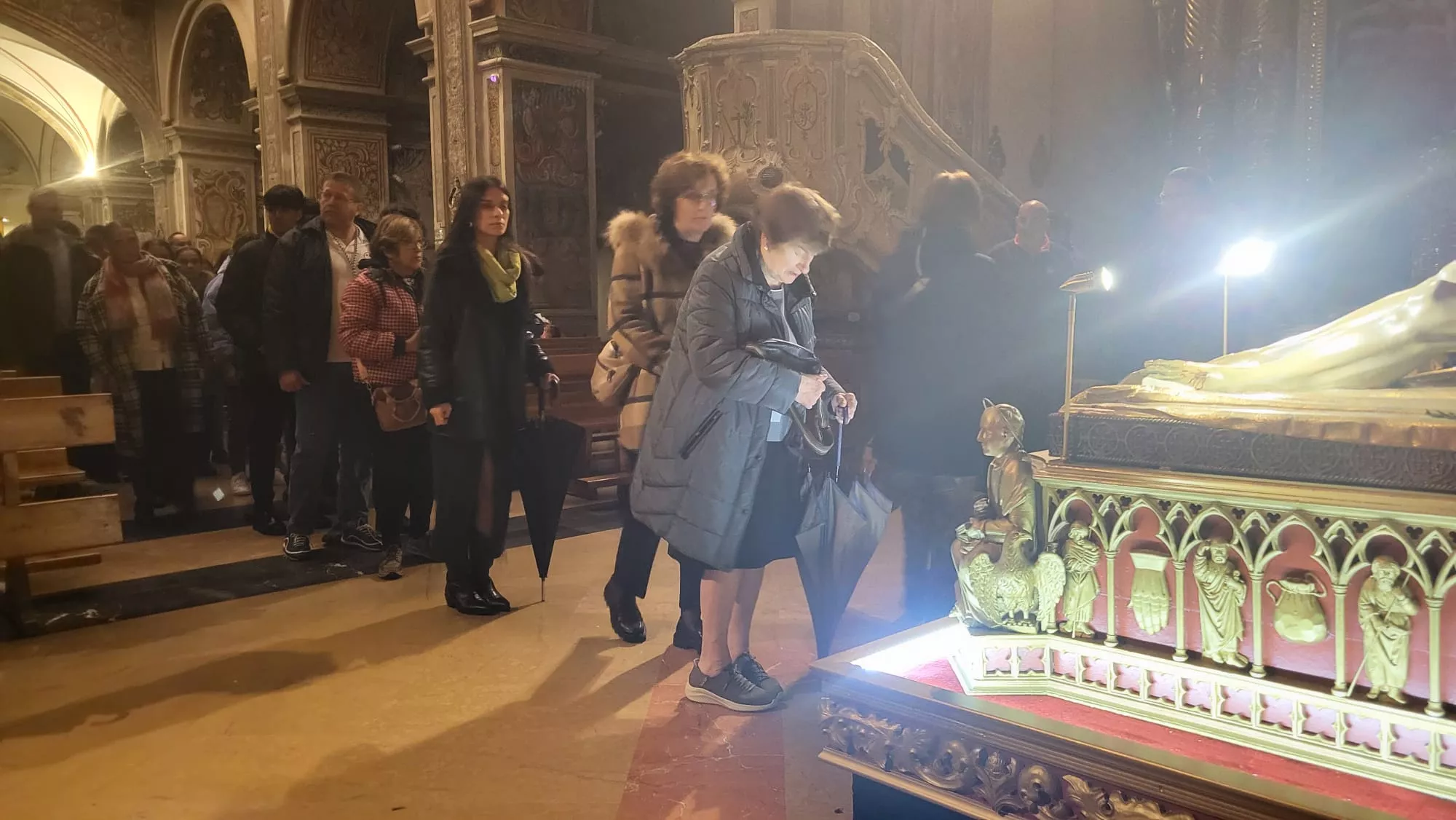 Adoración al Cristo Yacente en Santo Domingo y San Martín