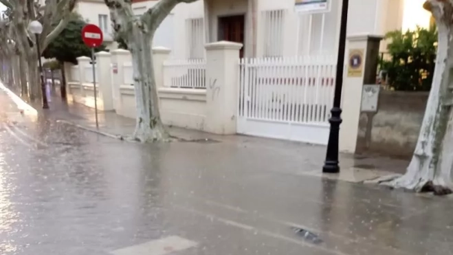 La Calle del Parque se inundó debido a la lluvia caída este viernes. La Calle del Parque se inundó debido a la lluvia caída este viernes.