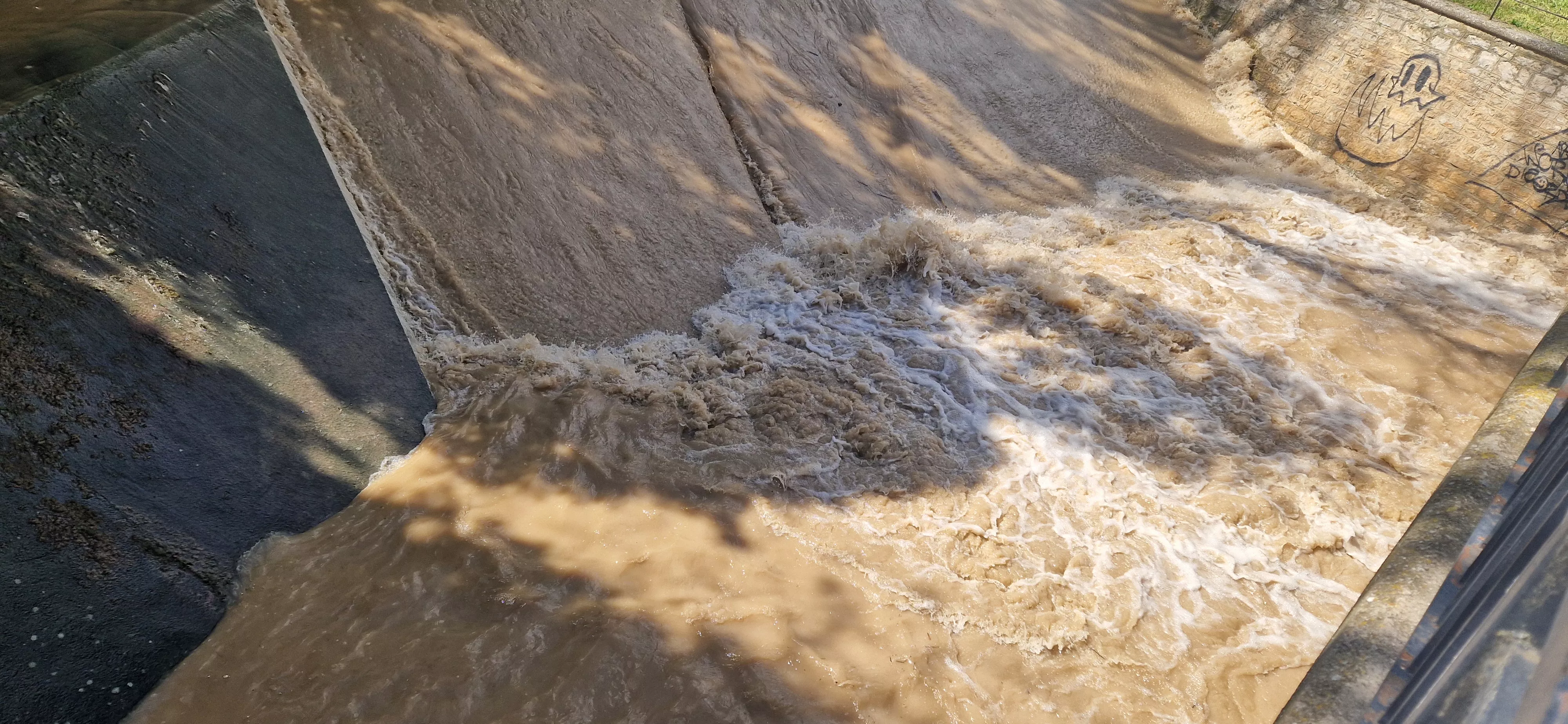 El Isuela bajaba con fuerza este sábado. Foto Myriam Martínez