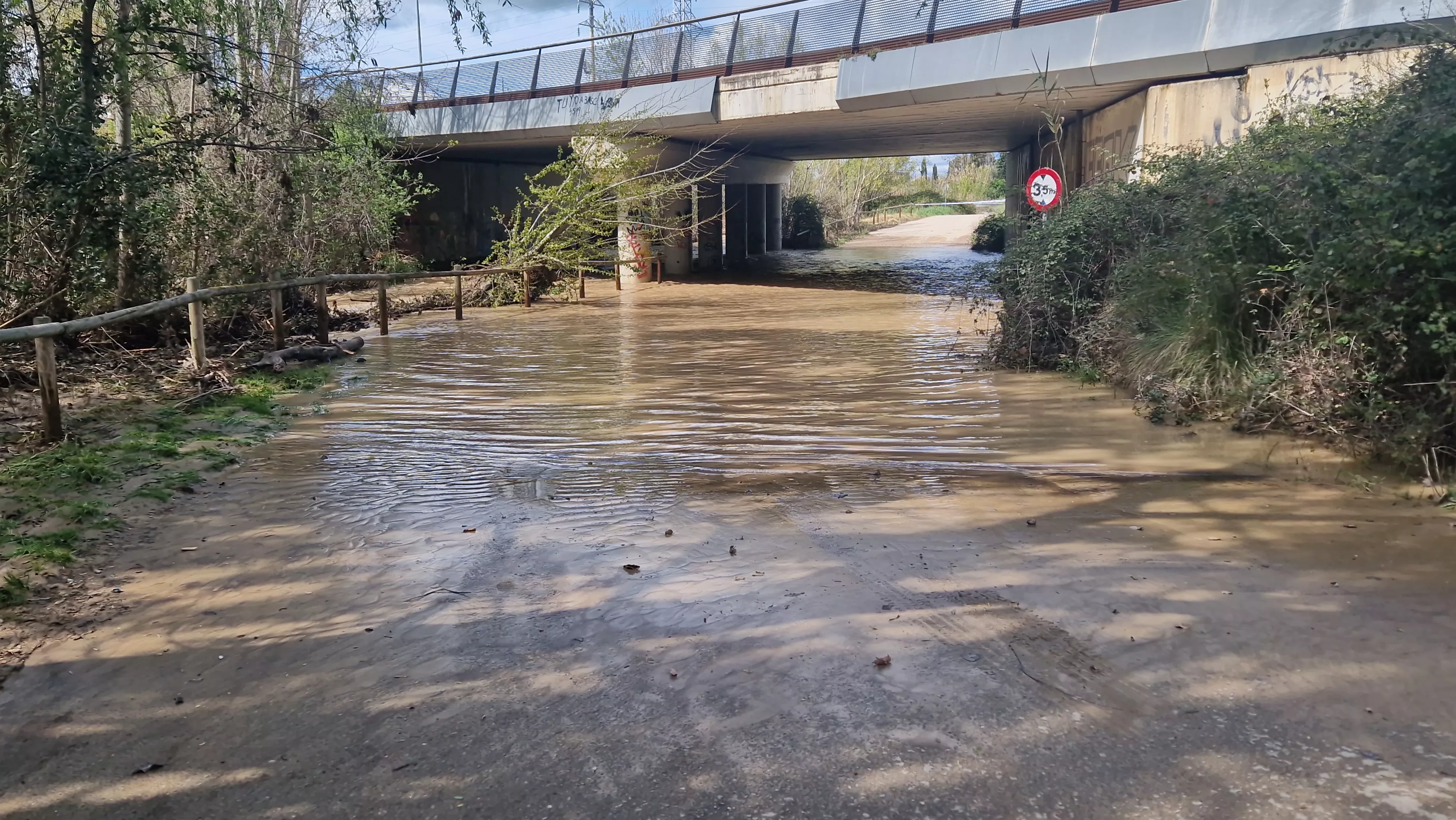 Camino cortado hacia las Fuentes de Marcelo, debajo del puente Félix Lafuente. Foto Myriam Martínez
