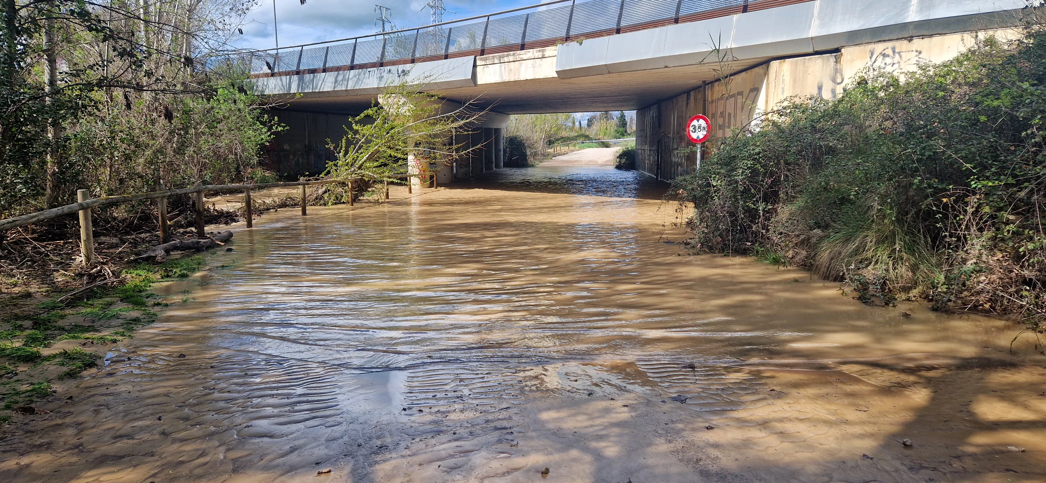 Camino cortado hacia las Fuentes de Marcelo, debajo del puente Félix Lafuente. Foto Myriam Martínez