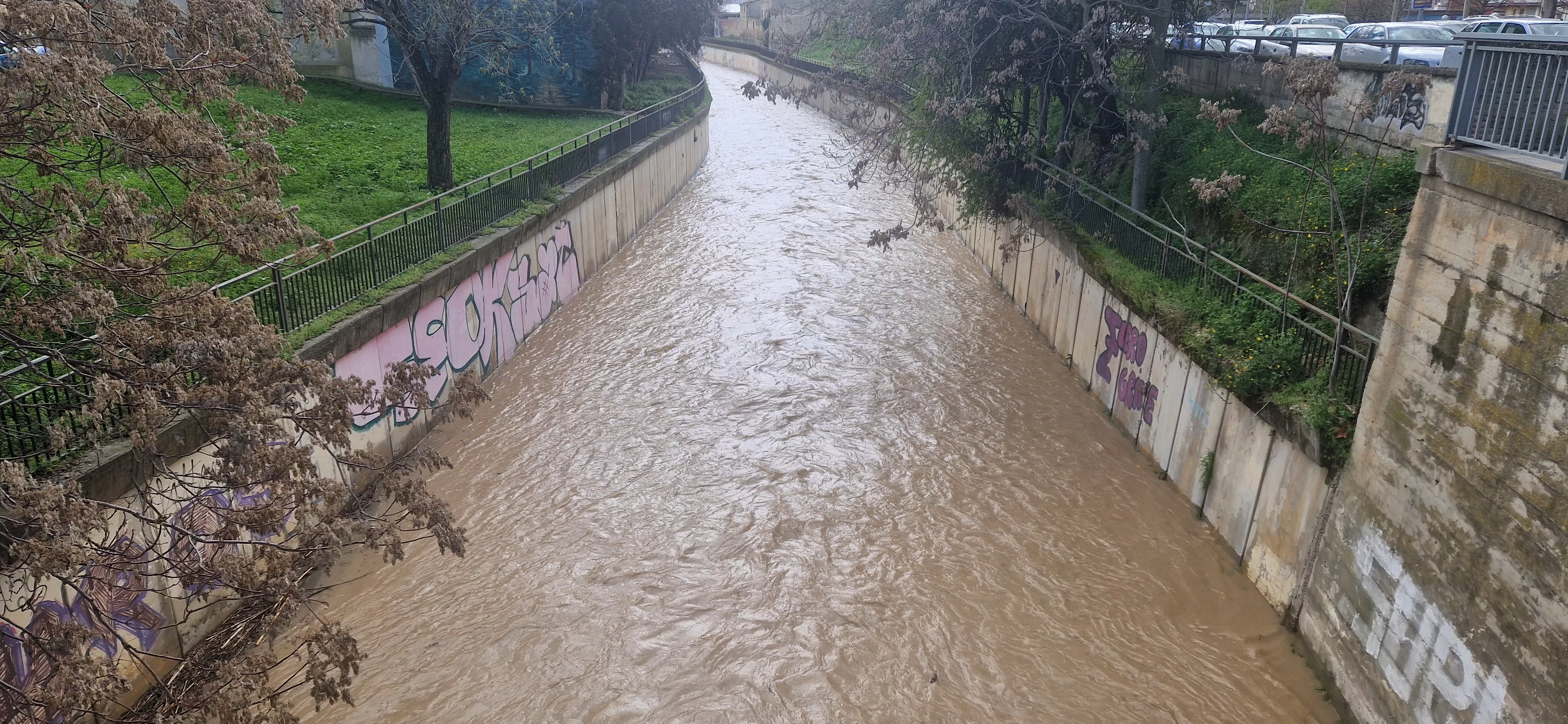 El Isuela a su paso por el paseo Lucas Mallada. El Isuela a su paso por el paseo Lucas Mallada.