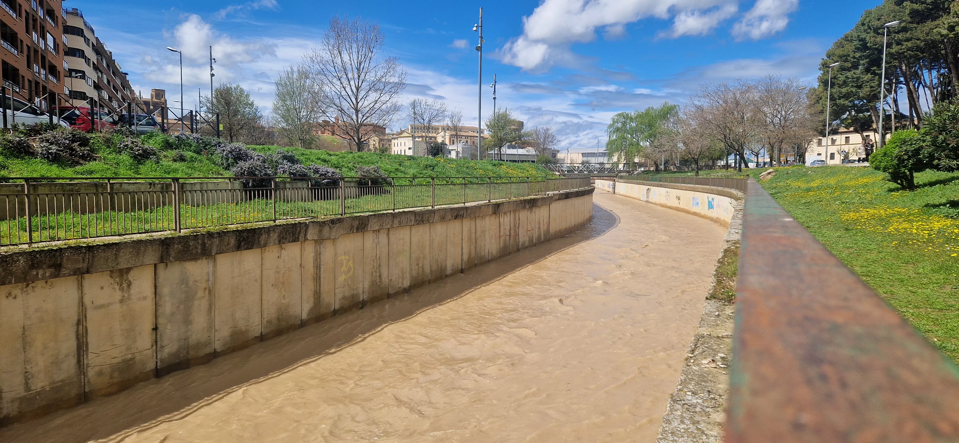 El Isuela a su paso por el paseo Lucas Mallada.