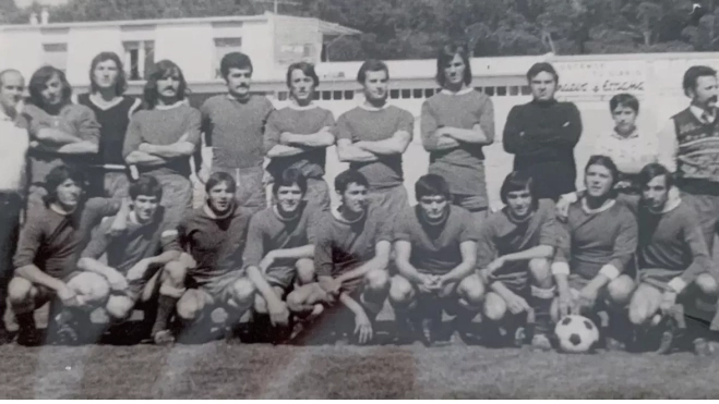 Último partido en el Alcoraz 1975/76:Gabasa, Gabarre, Gayán, Ansó, Juanito, Inglán, Mariano, Camarón, Lasaosa, Desi JR, Desiderio (Abajo): Chote, Quique, Laguna, Pallás, Usieto, Manolo Sarasa, Agustín Lasaosa, Madrid y Otal.