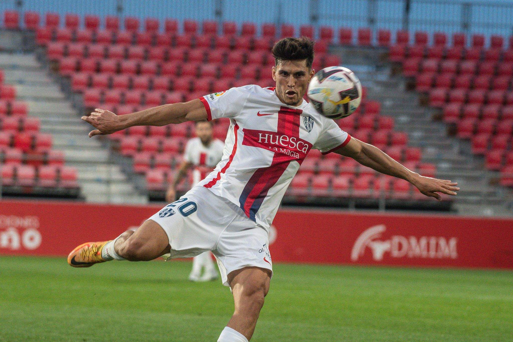 Cristian Salvador, a punto de golpear el balón en el partido ante el Mirandés. Foto: SD Huesca