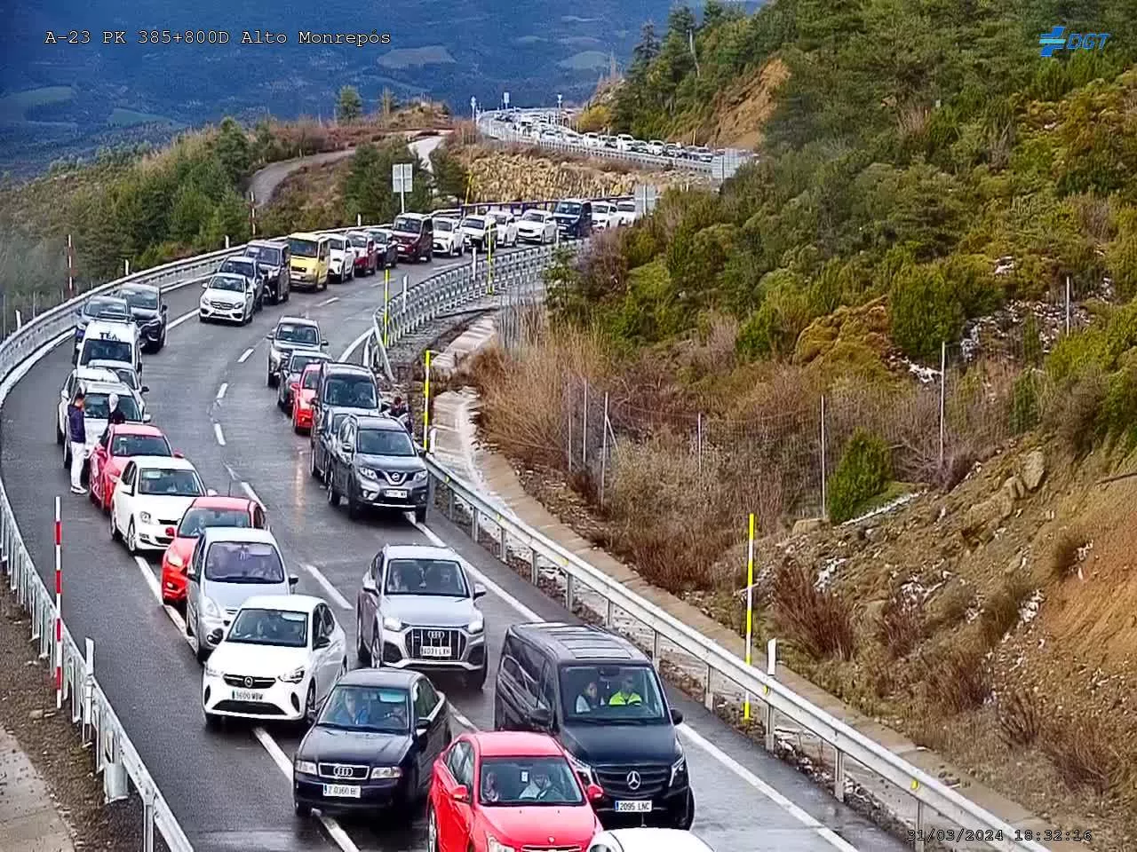 Atasco en el puerto de Monrepós al cortarse la vía por una granizada y un accidente. 