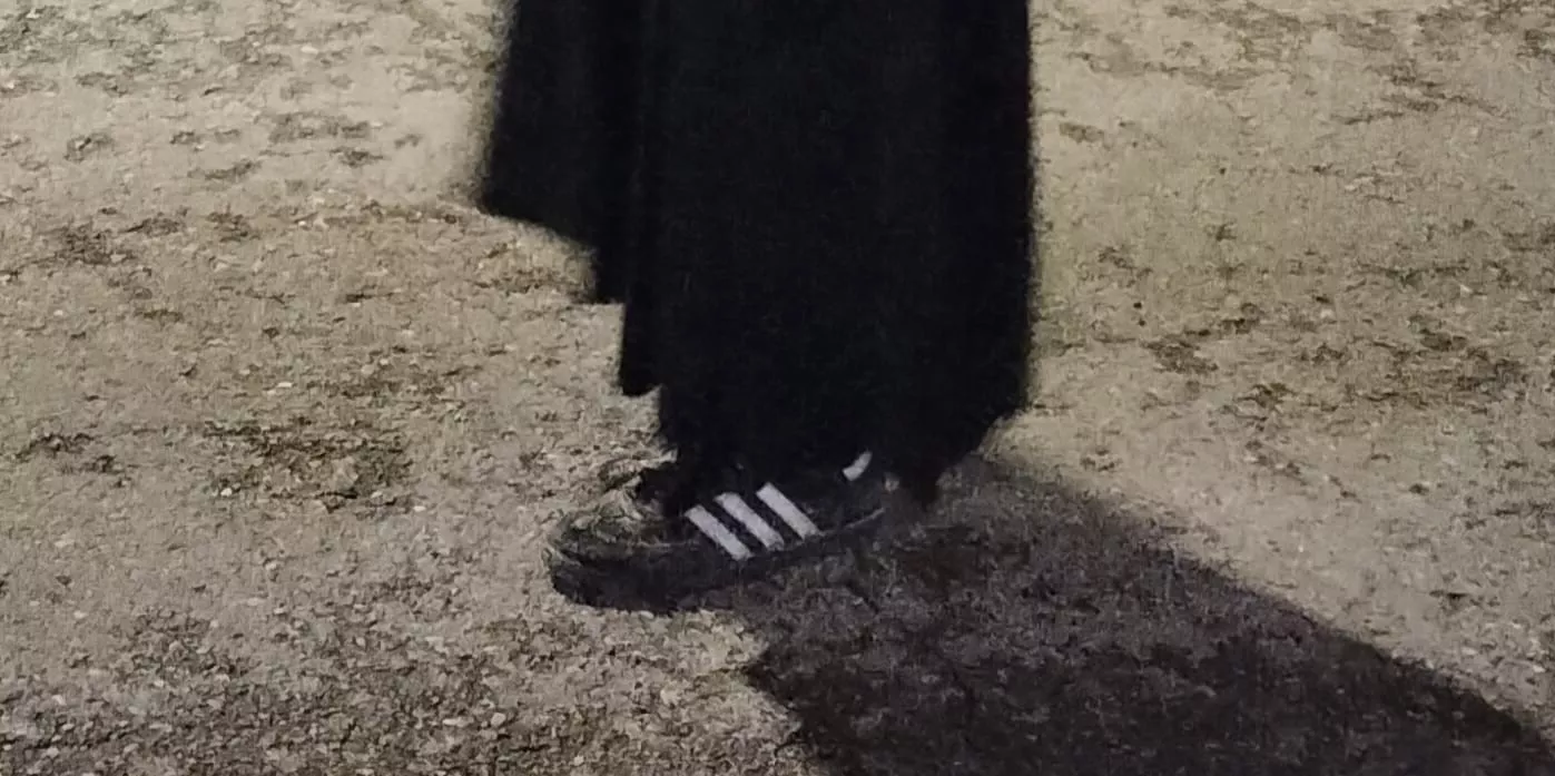 Zapatillas en una procesión de Semana Santa 2024 en Huesca