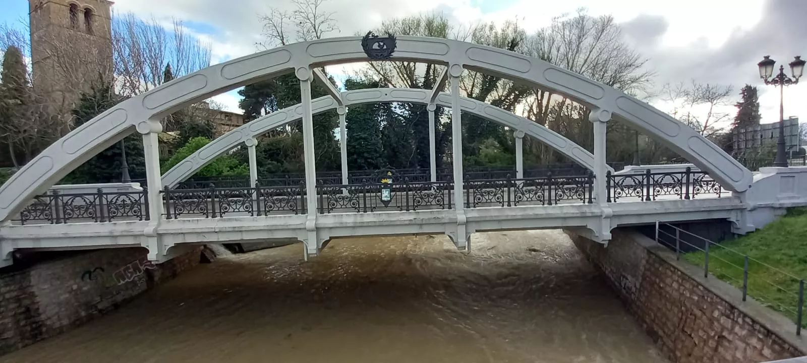 Puente sobre el Isuela, este domingo. Mayte Sarroca