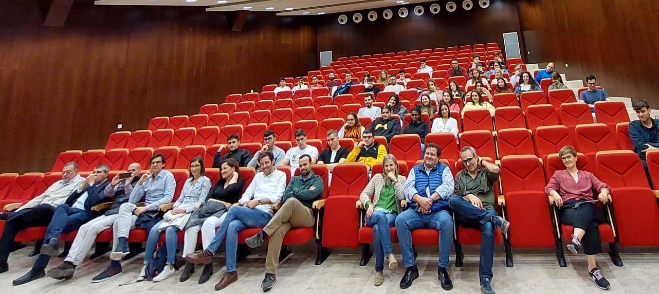 Alumnos y empresarios presentes en la presentación de Empresarios por un Día