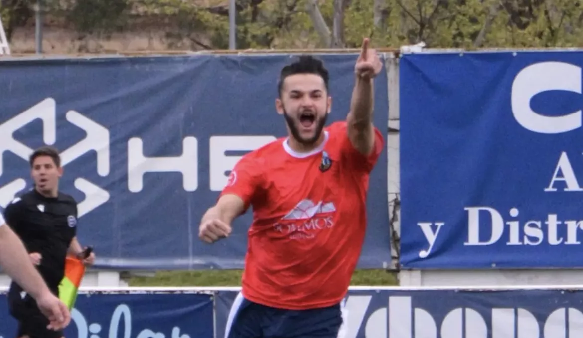 Bautista celebra un gol con el Fraga, este domingo ante el Fuentes. Almudévar se lleva el derbi en La Colomina (1-2)